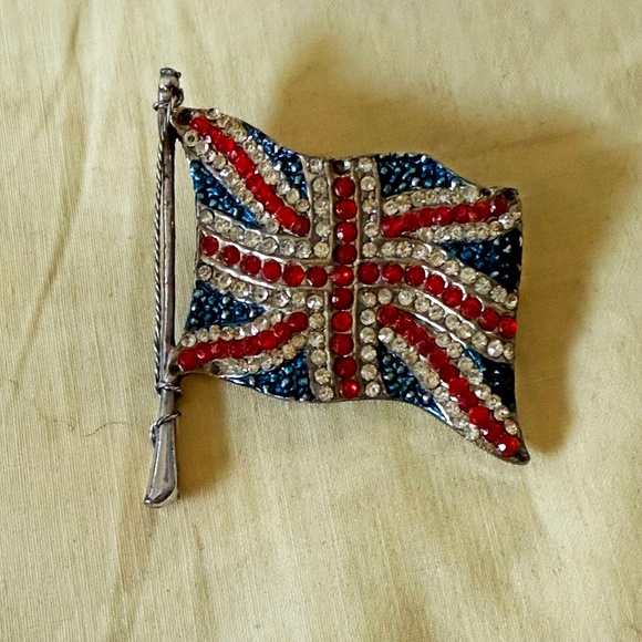 BROOCH, VINTAGE, OLD BRITISH FLAG, BLUE/WHITE/RED, SILVER TONE METAL, PIN BACK, - Picture 1 of 3